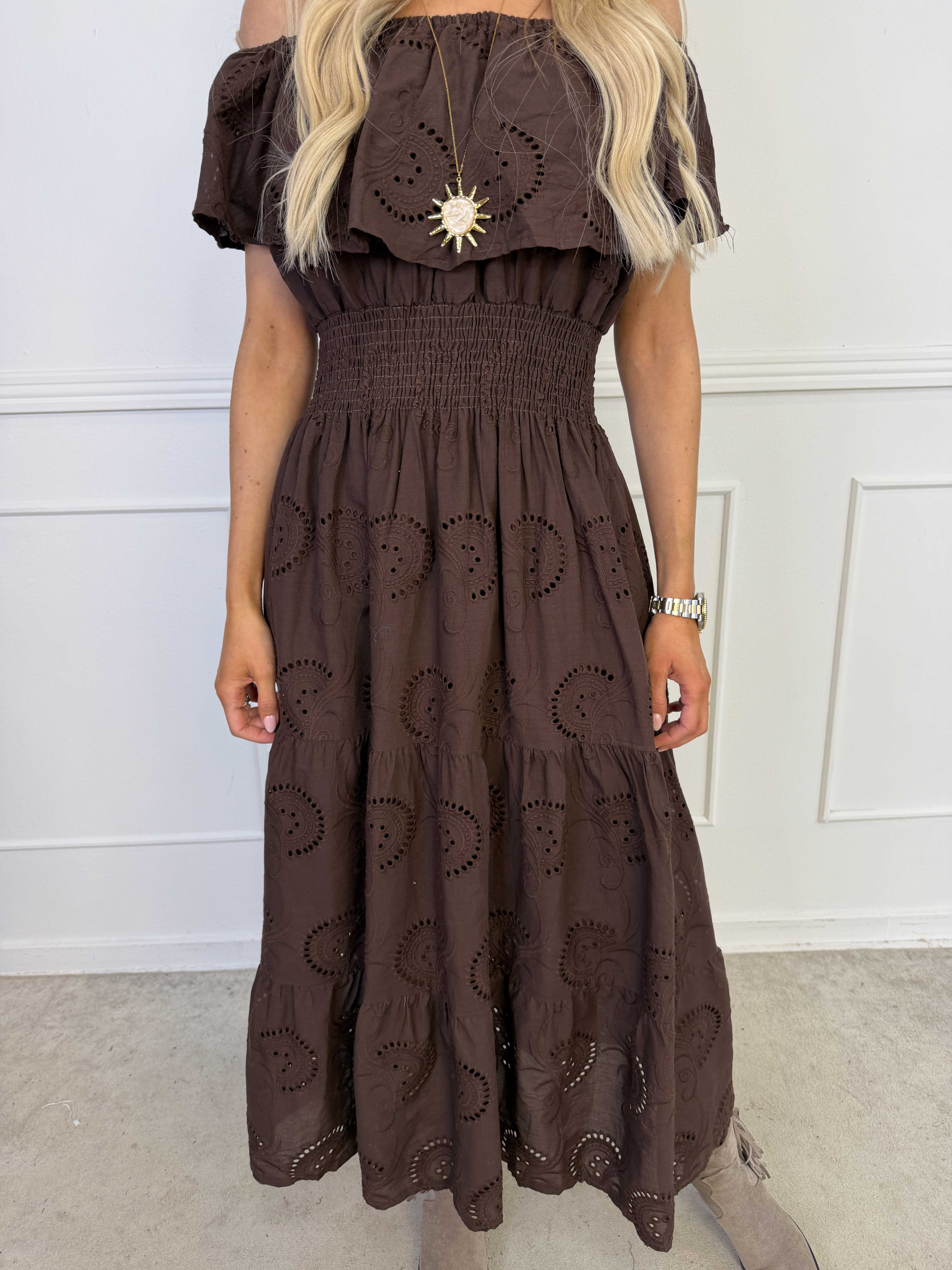 Angelina Broderie - Lang plus size viskosekjole i broderie anglaise